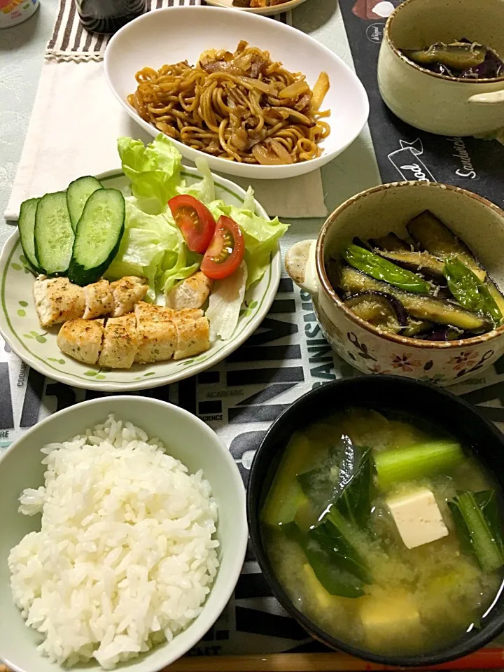 鶏ササミのハーブソルト焼き、盛り合わせサラダ、ナスとシシトウの煮浸しジャコ入り、小松菜と新玉ねぎと豆腐の味噌汁、焼きそば(昼食の残り)(*^｡^*)|ライムさん