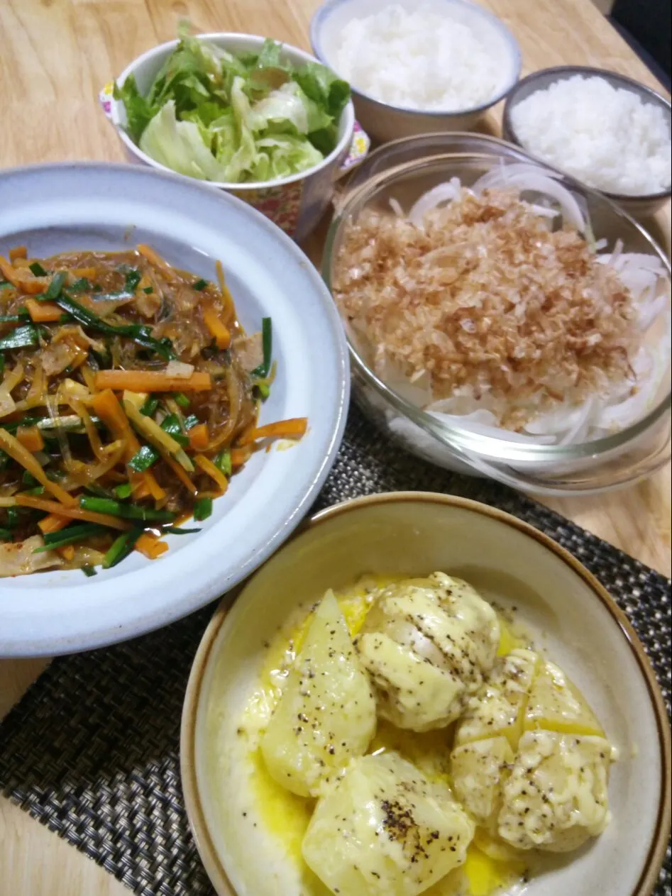 Snapdishの料理写真:昨日の晩ごはん✩°｡ ⸜(* ॑  ॑* )⸝マーボー春雨。オニスラ。じゃがバタチーズ。梅肉あえレタス。ご飯。|さくたえさん