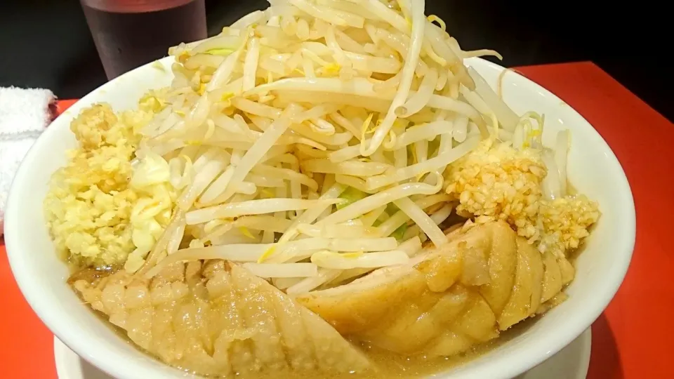 【お気に入りの二郎系を比較してみた】用心棒 の ラーメン＋豚1枚(肉パスポートで無料)＋ニンニク＋ショウガW＋野菜ちょい ＠神保町17071|大脇さん