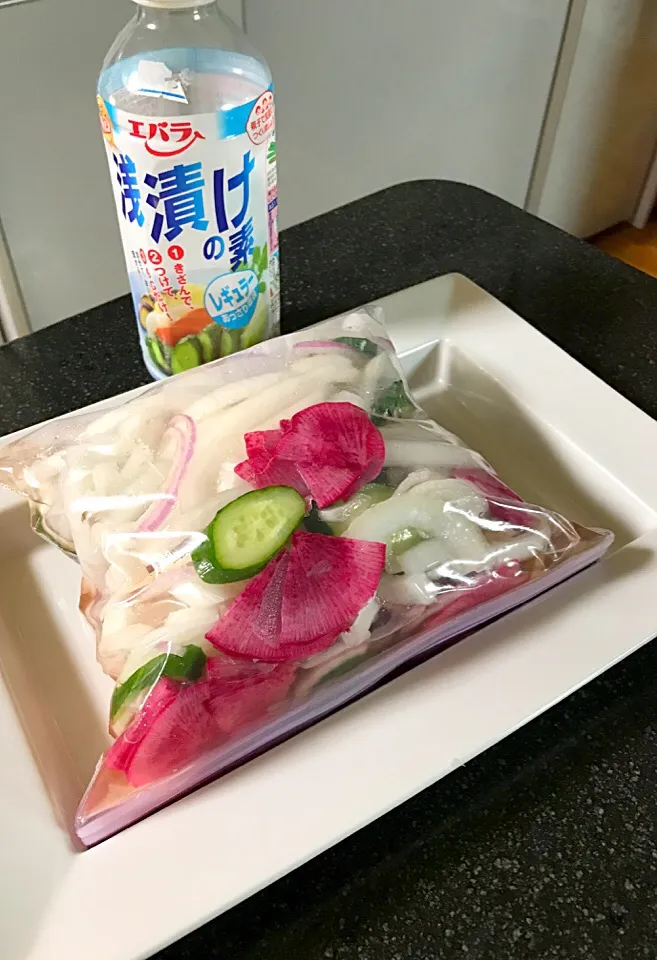 Snapdishの料理写真:ヨッチャンさんの料理 を真似て玉ねぎ&きゅうり🥒✨ 紫玉ねぎと赤いだいこんを浅漬けの素で漬ける。|シュトママさん