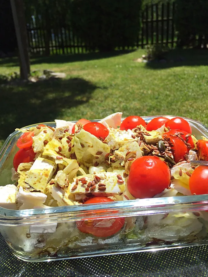 Fresh summer lunch : salad + cheese. Svěží letní oběd: ledový salát, rajčátka, tvrdý tvaroh a dýňový olej se semínky|LucieFoodさん