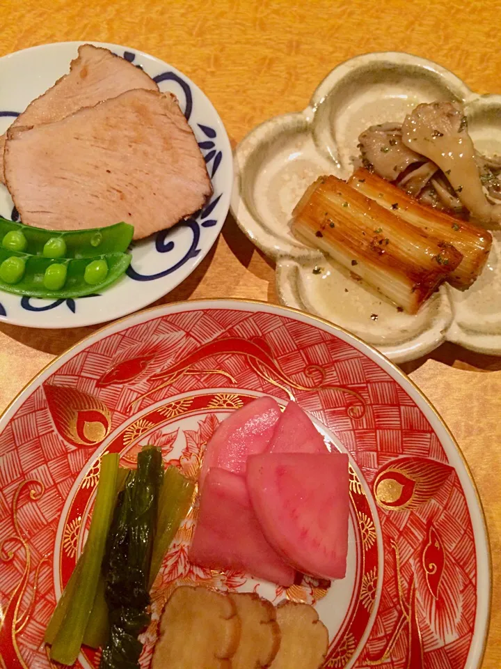 Snapdishの料理写真:本日のお通し
豚肉の紅茶煮
焼きネギと舞茸のハーブソテーのオイル漬け
カブの甘酢漬け カブの葉のパリパリ漬け いぶりがっこ|Hitoさん