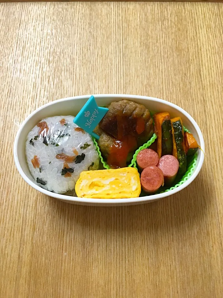 Snapdishの料理写真:#ムスメご飯 #ムスメ弁当 

ハンバーグ、卵焼き、ソーセージ、かぼちゃのソテー、おにぎり（わかめと干し梅）|mossan＠OSAKAさん