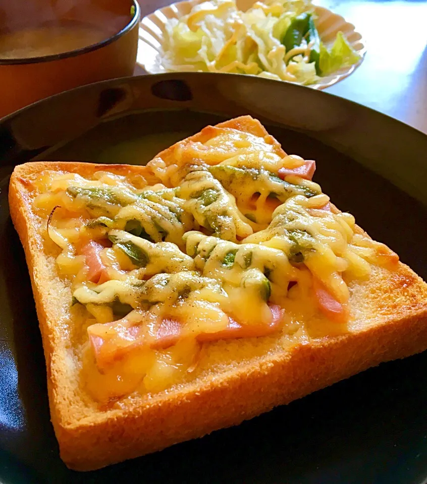 Snapdishの料理写真:単身赴任の朝ごはん🌞
ギョニソとスナップエンドウのマヨトースト
サラダ🥗
ワカメと玉ねぎの味噌汁
#単身赴任朝食 #サラダ|ぽんたさん