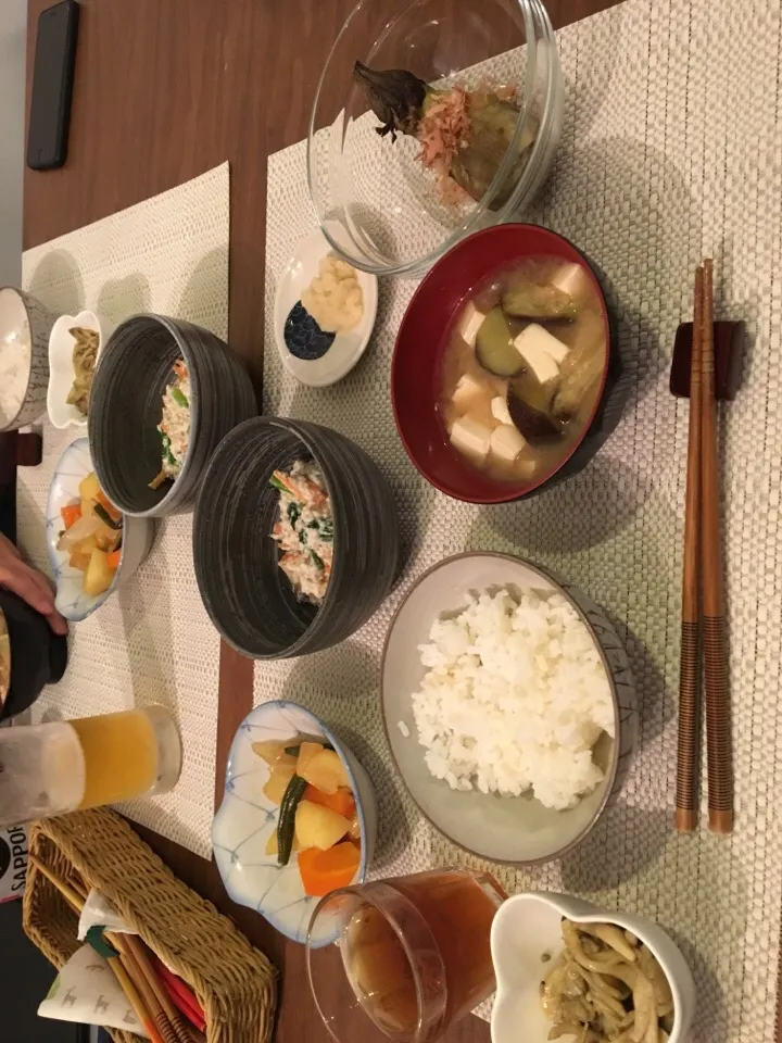 白和え
焼きなす
キノコのバターカレー炒め
ナスの味噌汁
肉なし肉じゃが|まのっくすさん