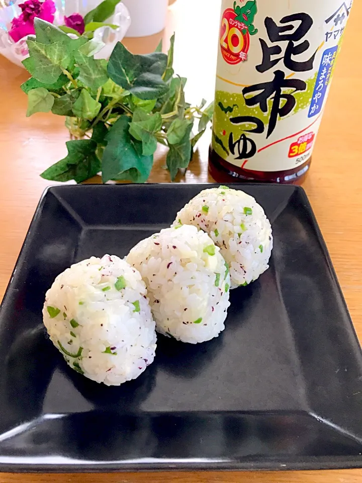 ピーマンとチーズのゆかりおにぎり | Happy Recipe（ヤマサ醤油のレシピサイト）|ＳＵＺＵＫＩさん