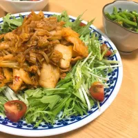 Snapdishの料理写真:・キャベツと豚肉キムチ炒め
・菜の花のおひたし|とみーさん