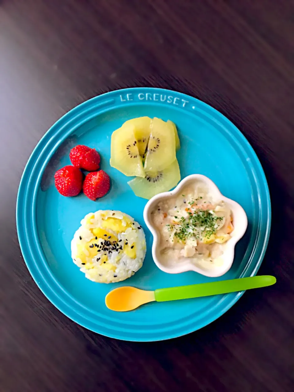 Snapdishの料理写真:5/30❁息子離乳食 朝ごはん🌞
お芋ごはんおにぎり🍙
鮭グラタン
ゴールデンキュウイ🥝
いちご🍓|つんさん