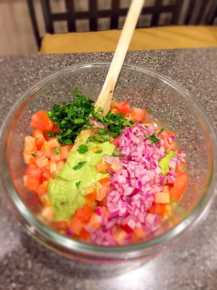 Making Guacamole
Avocado, onions, tomatoes, cilantro, olive oil, salt, black pepper|FitMomDoc19さん