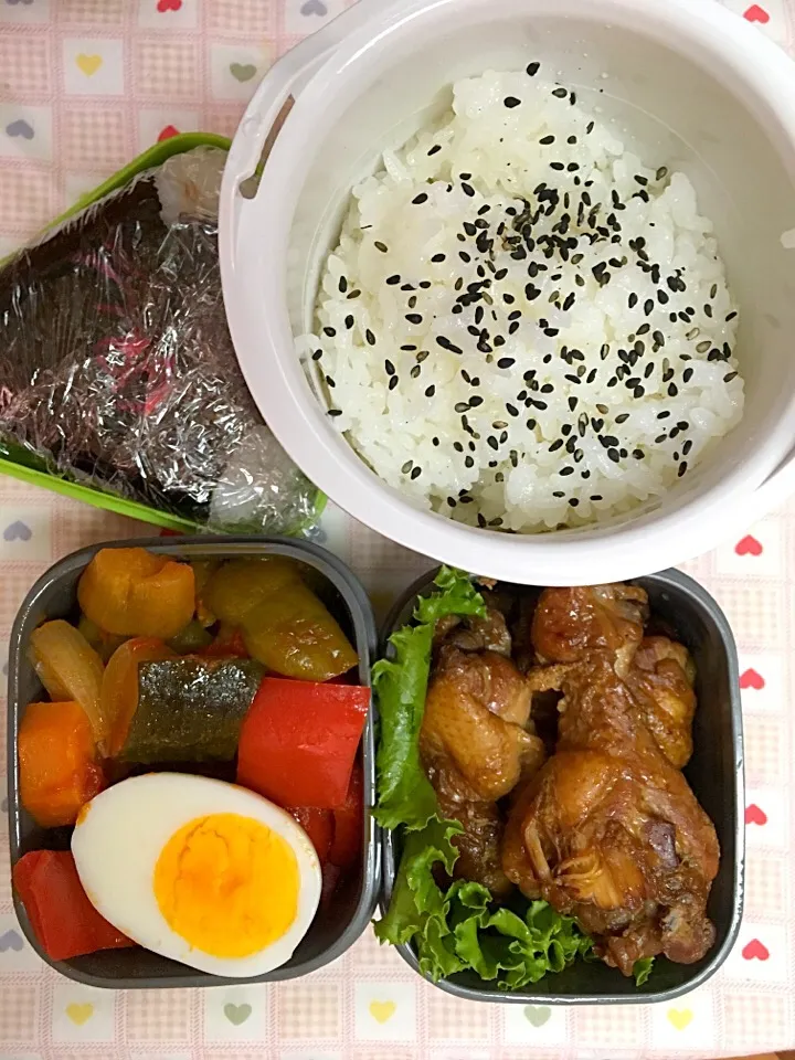 5月30日息子弁当
鶏手羽元甘辛煮
夏野菜のラタトゥイユ
梅干のデカおむすび|オリーブさん