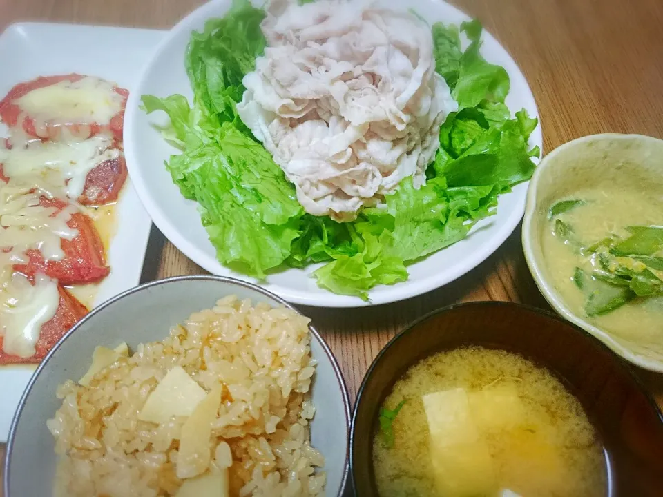 Snapdishの料理写真:・冷しゃぶサラダ
・トマトのチーズかけ
・絹さやの卵とじ
・筍ご飯
・豆腐の味噌汁|ようかんさん