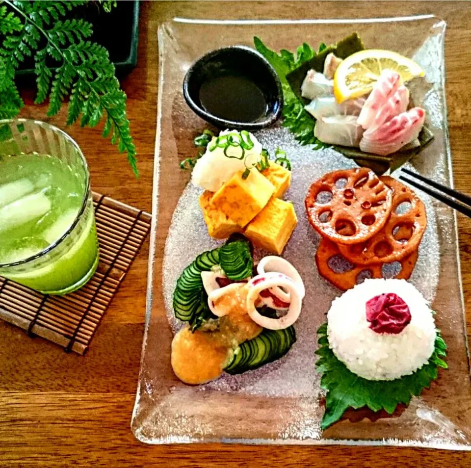 Snapdishの料理写真:鯛の昆布〆とイカと若布ときゅうりの酢味噌でプレートランチ☀🍴|mizuu_plusさん