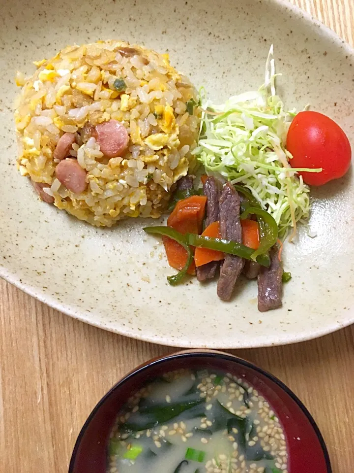 #ムスメご飯 

チャーハン、青椒肉絲風炒め、サラダ、ごまスープ|mossan＠OSAKAさん