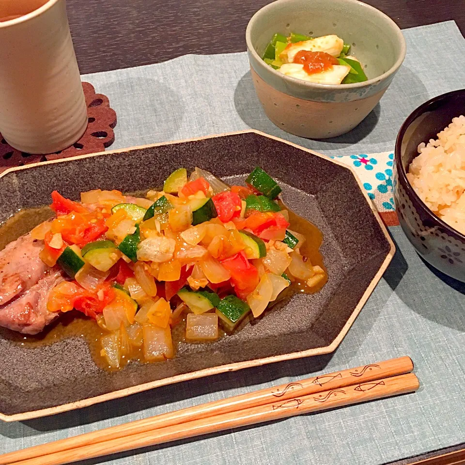 夏野菜ソースのマグロ頰肉ステーキと、ネギの酢味噌和え|かぴこさん