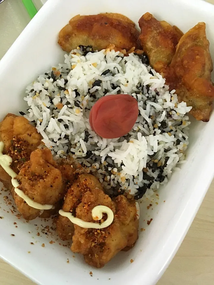 Furikake rice with fried chicken and gyoza|Ong Sor Fernさん