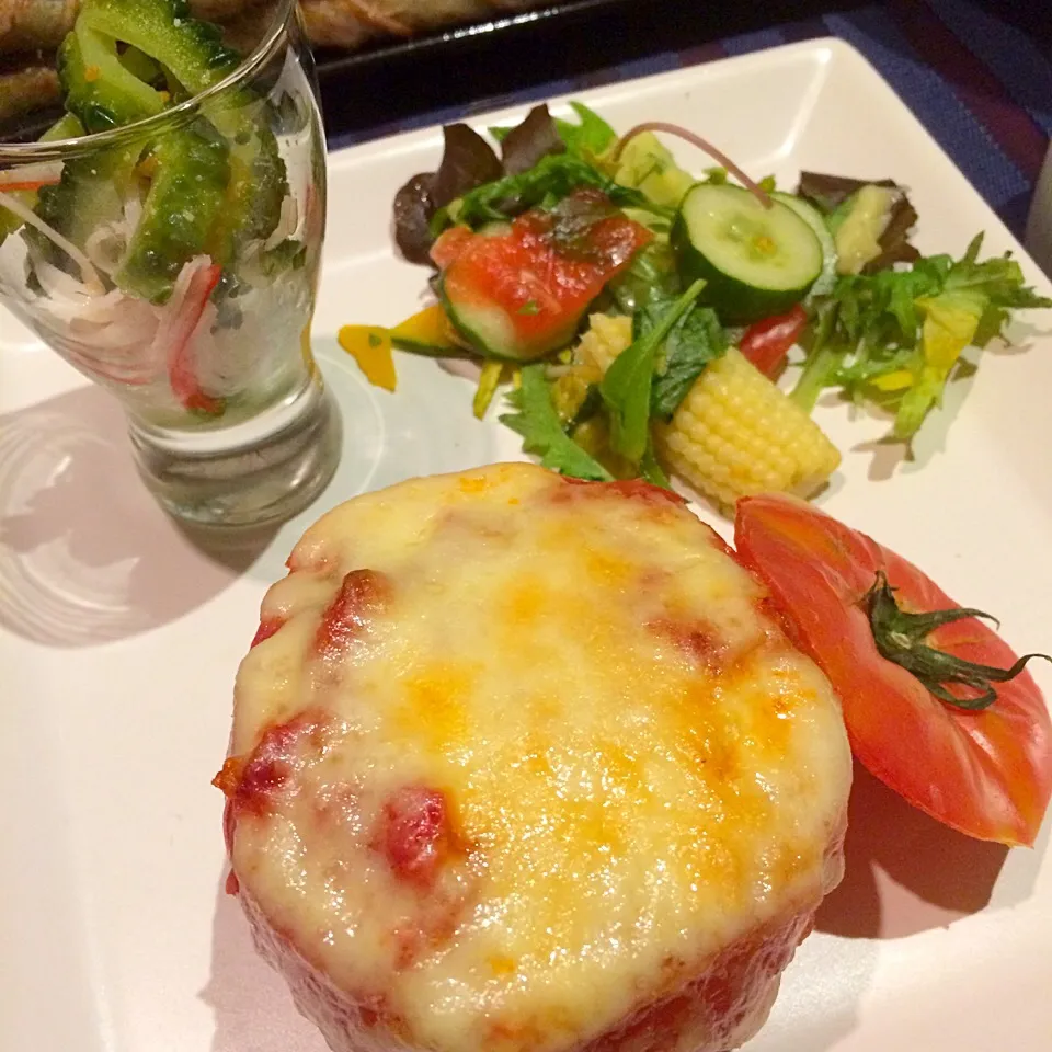 トマトが器のトマトグラタン
とゴーヤの酢の物
夏野菜いっぱいのお夕飯🥗|mokoさん