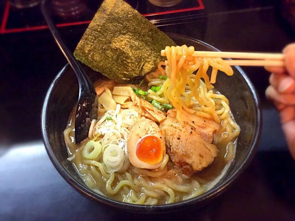 竹ノ塚  不動 超極太 濃厚ラーメン 魚粉の効いたドロっと濃厚なスープですよ|Takeshi  Nagakiさん