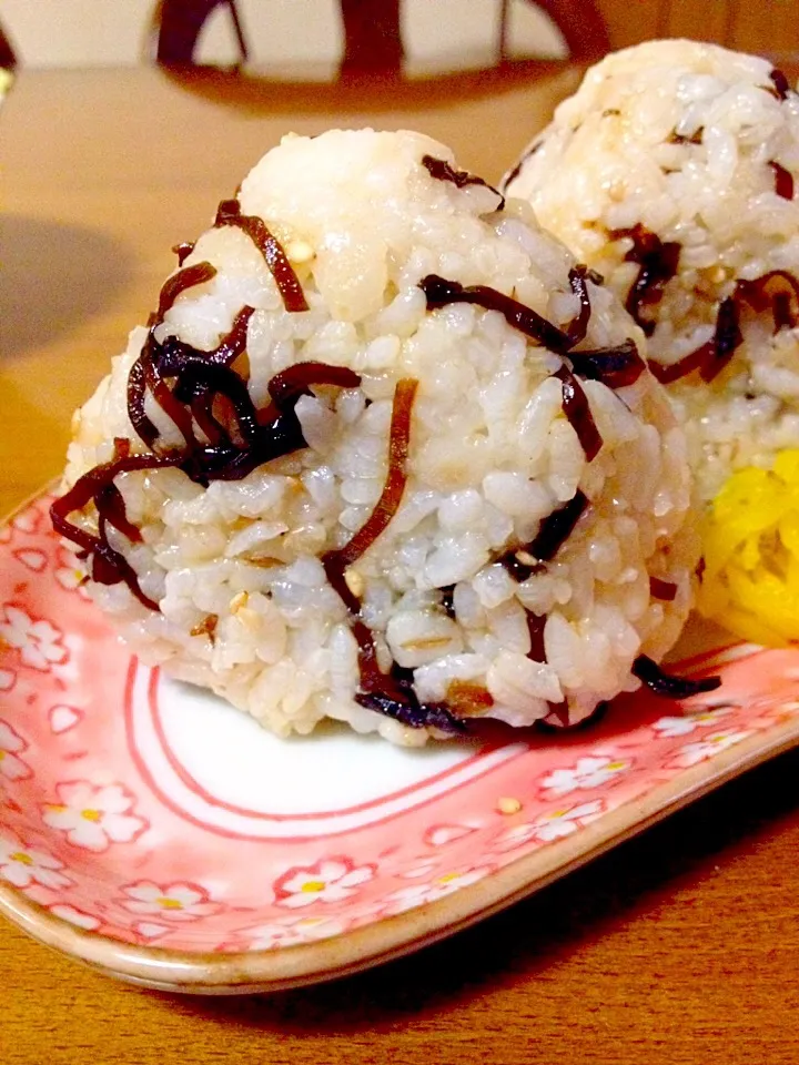 塩昆布と胡麻むすび🍙発芽玄米ともち麦入り🤗|まいりさん