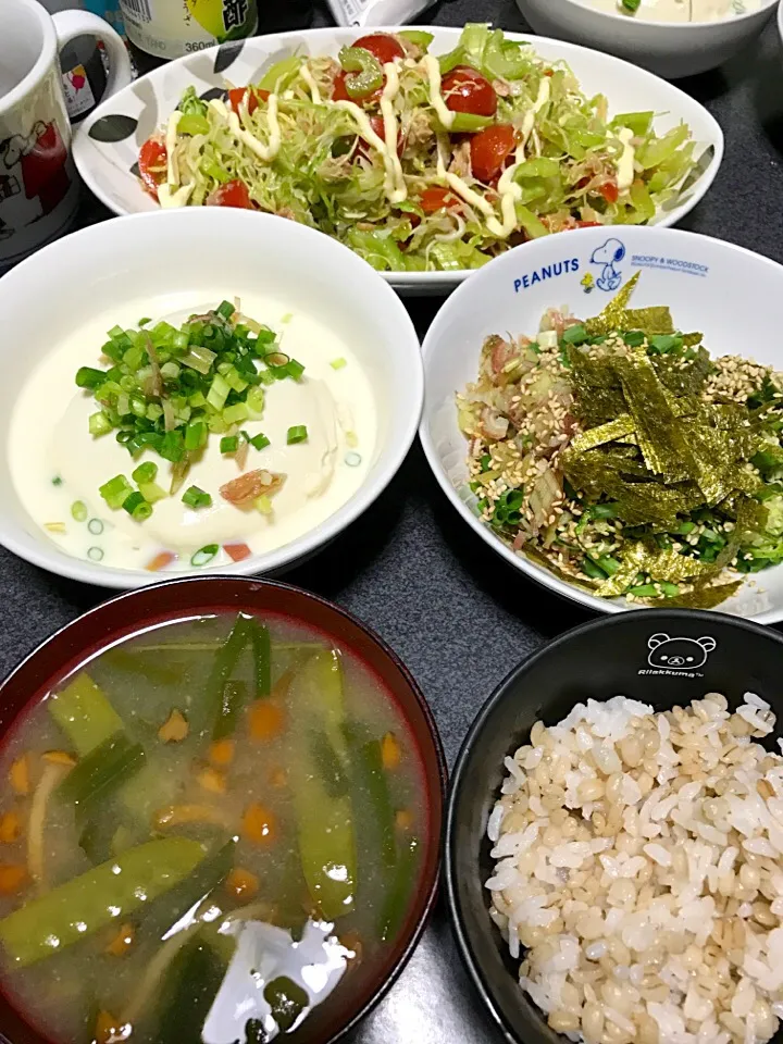 もち麦飯、ツナキャベツトマトセロリサラダ、ニラなめこきぬさや味噌汁、オクラ胡麻万能ネギミョーガ味海苔納豆、豆乳豆腐(天然塩をかけて)|ms903さん