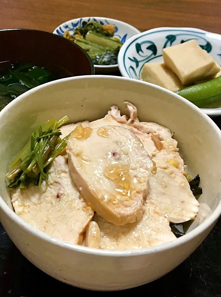 Snapdishの料理写真:単身赴任の晩ごはん🌌🌙⭐
鶏ロース煮丼 芹浅漬け
凍み豆腐とスナップエンドウの煮物
大根葉ふりかけ 野沢菜漬
ワカメととろろ昆布のお汁
#単身赴任夕食 #鶏胸肉 #漬物|ぽんたさん