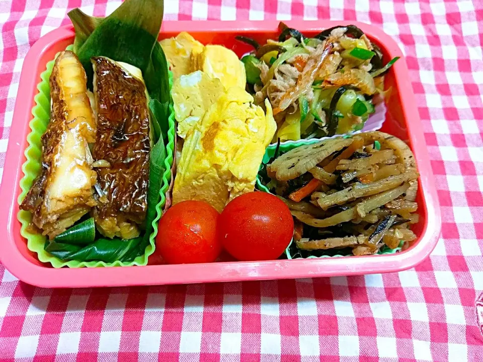 娘のお弁当～和食弁当。真鯛の煮付け、ゴボウとレンコンひじきの金平、だし巻き玉子、キャベツと桜えびの塩昆布あえ|vege食堂さん