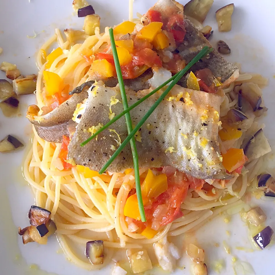 Spaghettini with cod and yellow bell pepper-tomato sauce. Topped with lemon zest.|Liesbeth Maliepaardさん