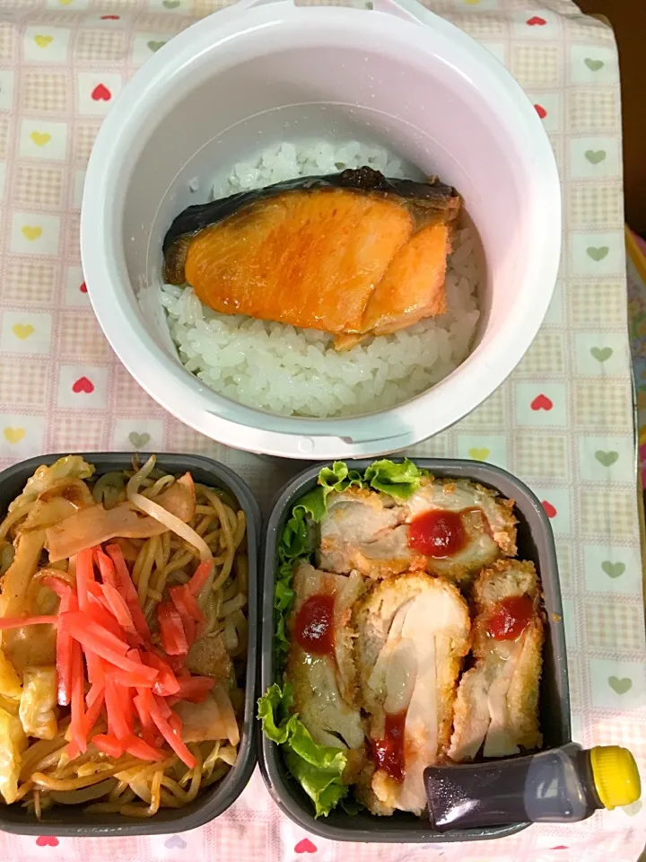 Snapdishの料理写真:5月31日息子弁当
焼きそば
鶏カツ 鮭|オリーブさん