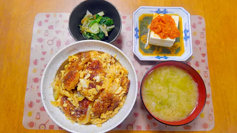 ５月２２日　カツ丼　茹でレタスのナムル　豆腐のにんじんのこぶおろし乗せ　あおさのお味噌汁|いもこ。さん