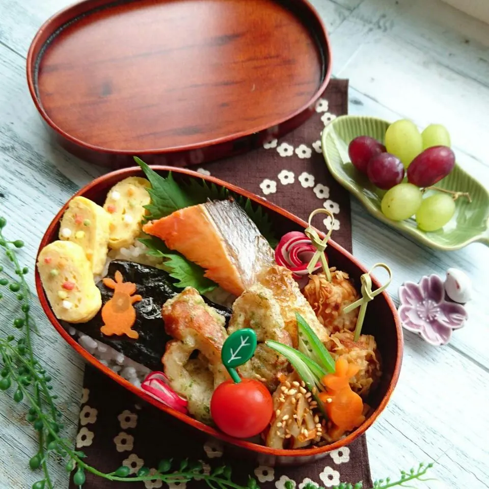 娘弁当☺  のり弁   焼き鮭  かぼちゃと竹輪の磯辺揚げ  揚げシュウマイ  きんぴら蓮根  玉子焼き  おくらのお浸し ラディッシュ   ぶどう🍇  プチトマト🍅|e  satoさん