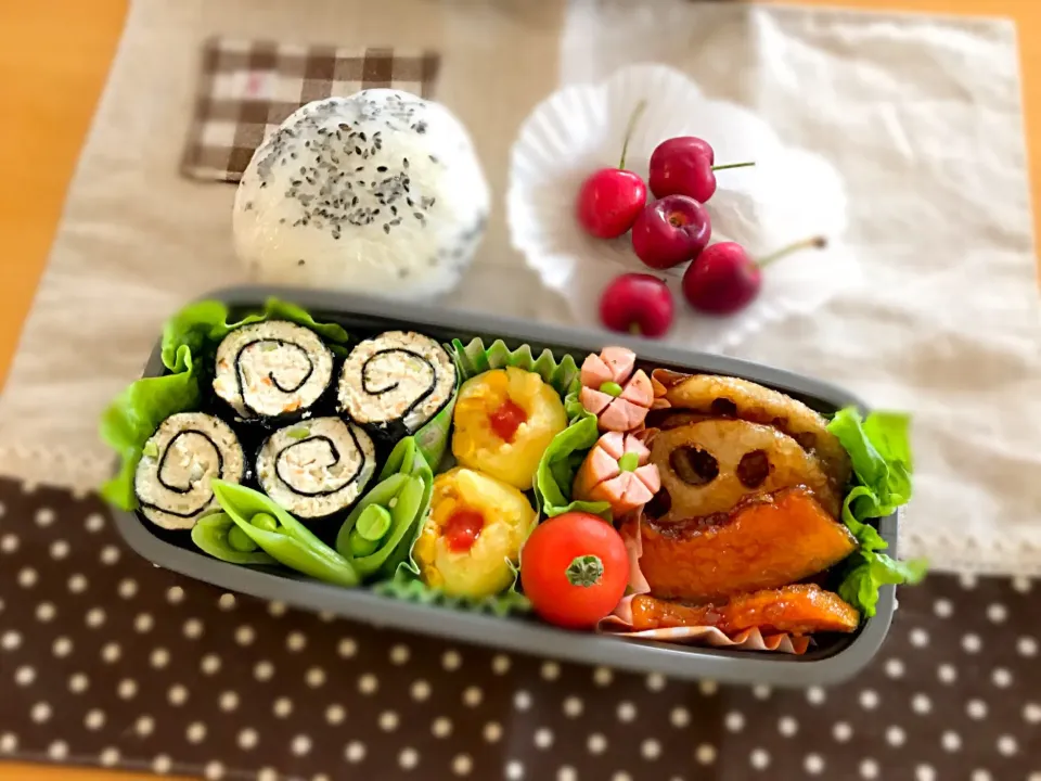 Snapdishの料理写真:chiaki3さんの料理 鳥ひき肉のくるくる海苔巻き🌀🐓
じゃが丸コーン🌽
蓮根とかぼちゃのデリ風🎃
ウインナー🌸
スナップえんどう✨
🍅🍙🍒|あやこさん