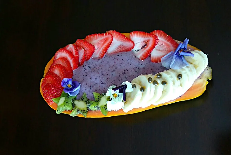 blueberry Smoothie in papaya bowl|paulaさん