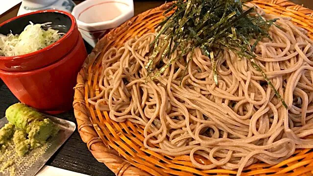 昨夜のカロリー過剰摂取を反省し、ざる蕎麦単品を昼餉とする。もう少し蕎麦湯が濃かったら嬉しいのになぁ…|にゃあ（芸名）さん