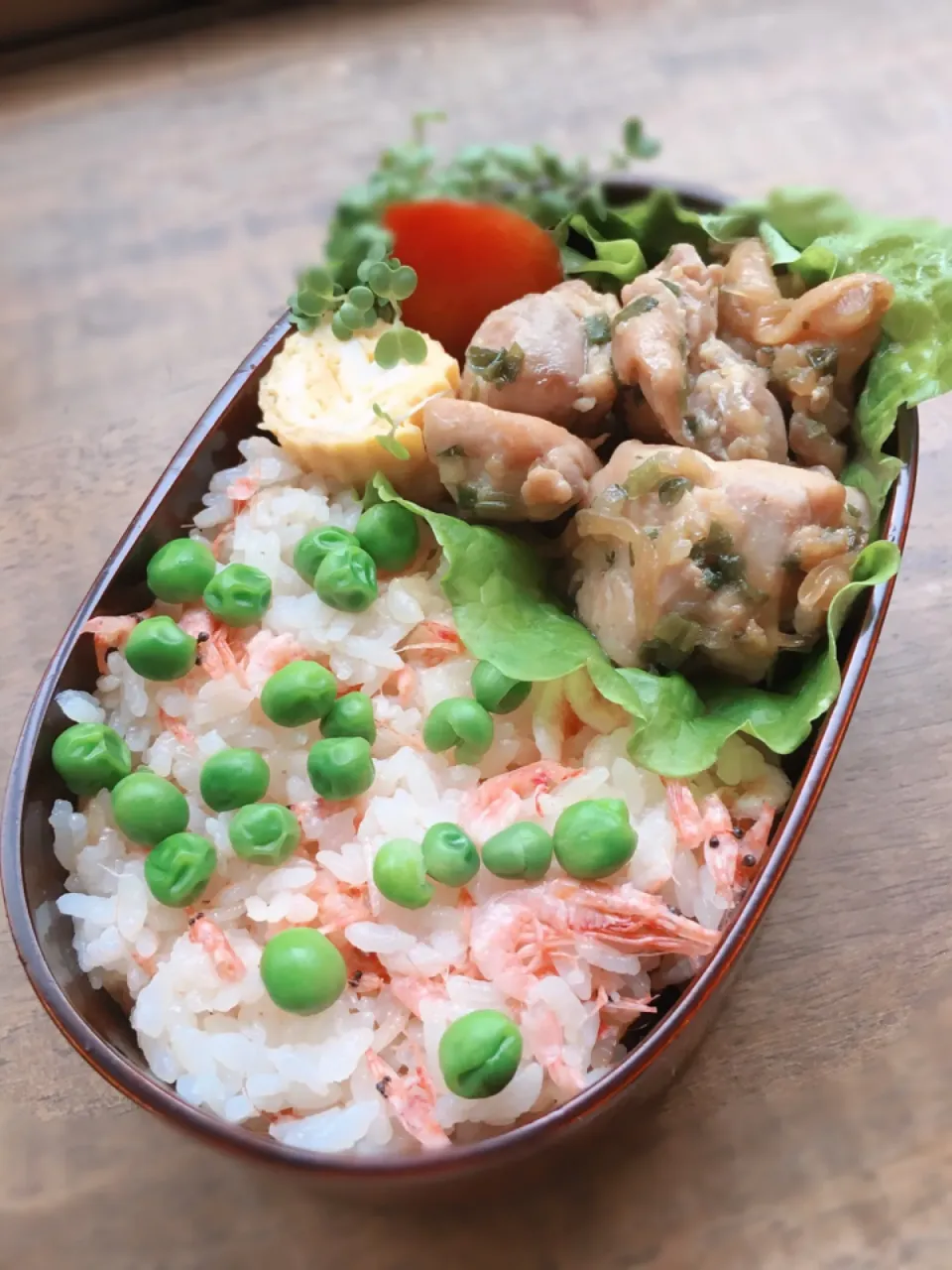 Snapdishの料理写真:今日のお弁当
・桜エビの炊き込みご飯
・鳥ももソテー
・だし巻き卵|akiさん