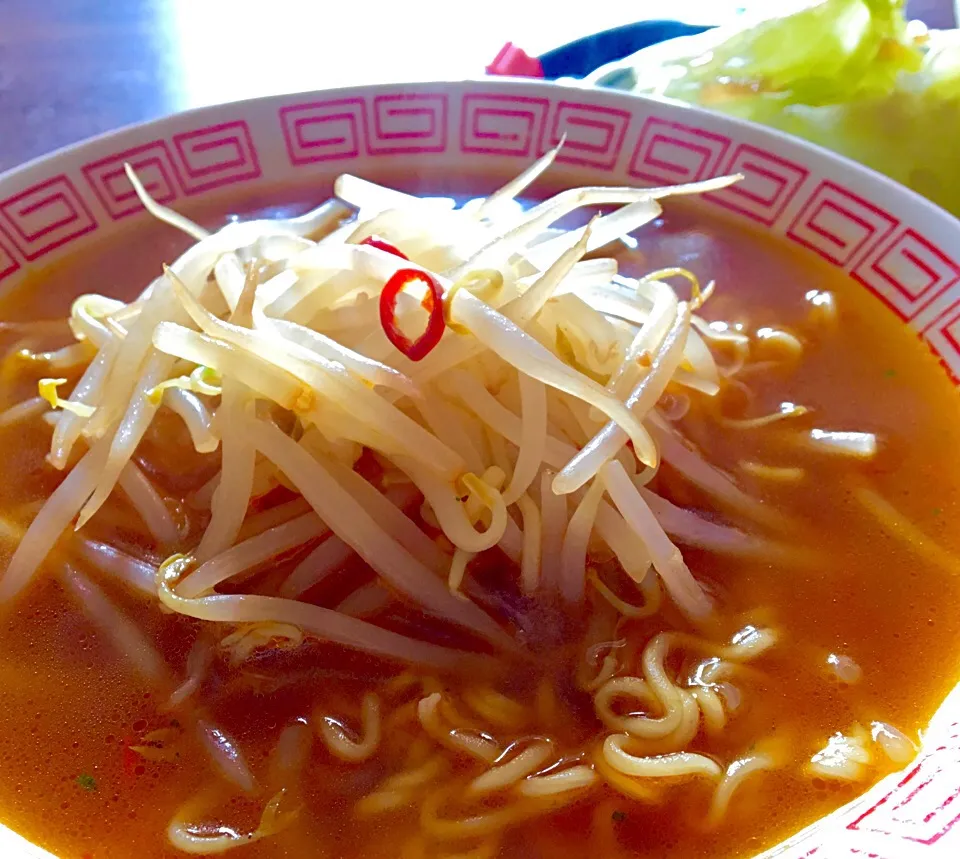 単身赴任の昼ごはん☀️☀️
辛口もやしラーメン🍜
サラダ|ぽんたさん