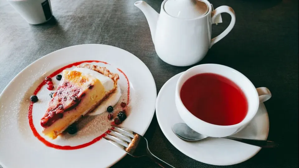 Snapdishの料理写真:赤い果実のチーズケーキとローズハイビスカスティー|美&琴&魁&竜さん