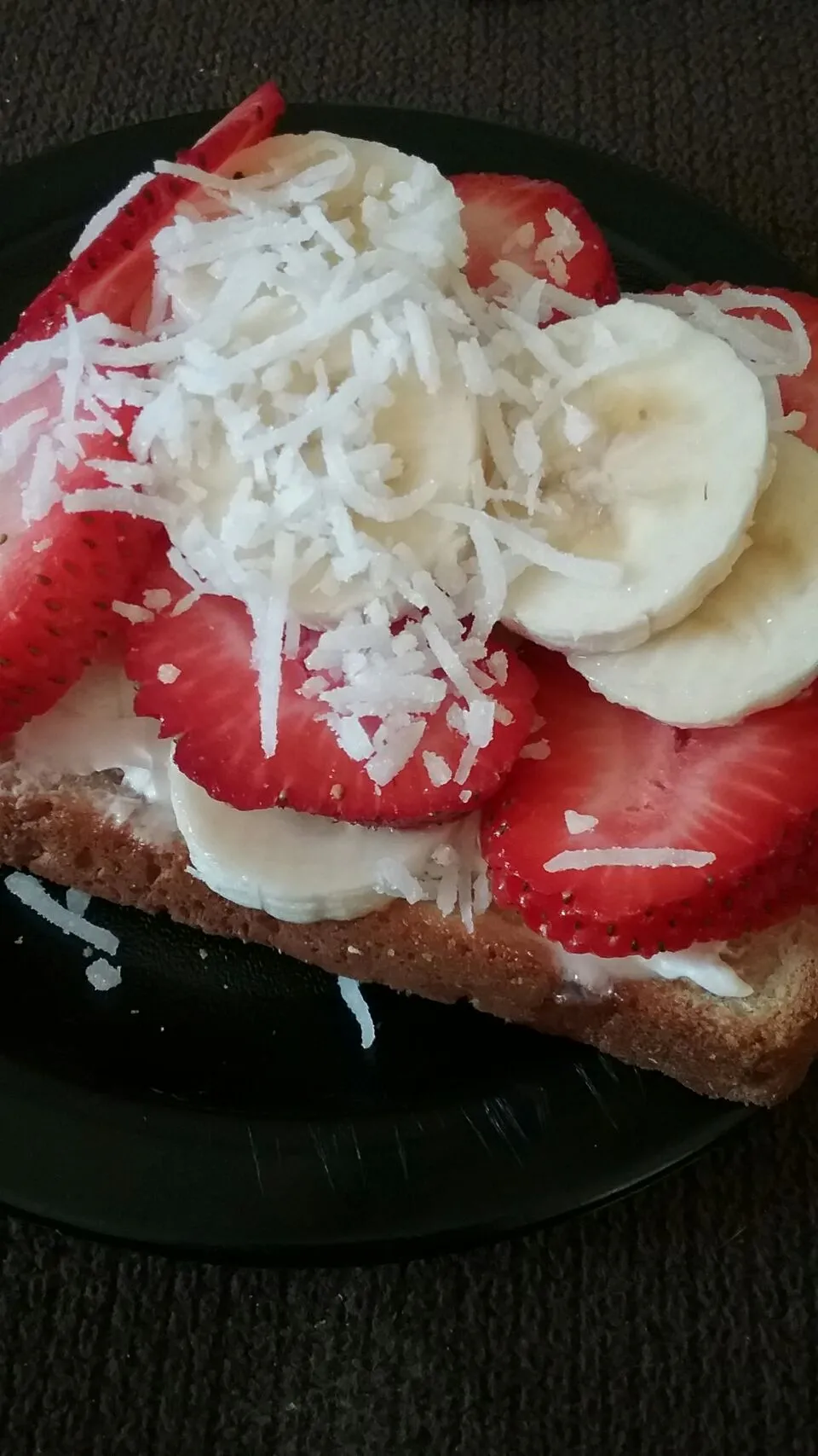 oat bread tst w/ butter, crm chz, strawberries,  banana,  and coconut.|Polly Gelfusoさん