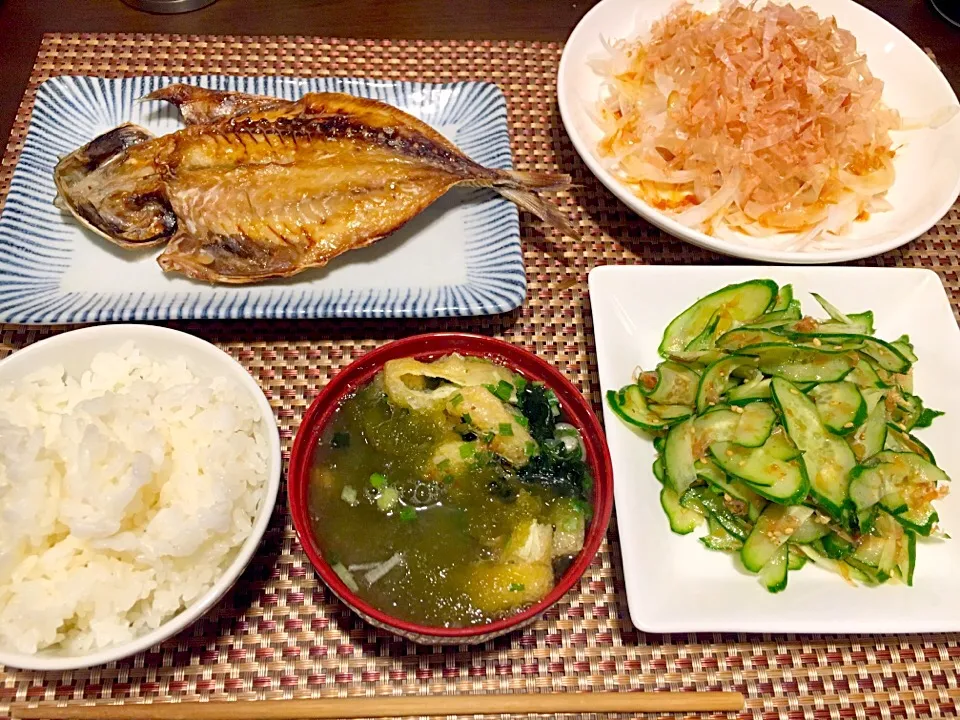 あじの開き
新玉ねぎのスライス
きゅうり梅和え
とろろこんぶのお味噌汁|ねこさん