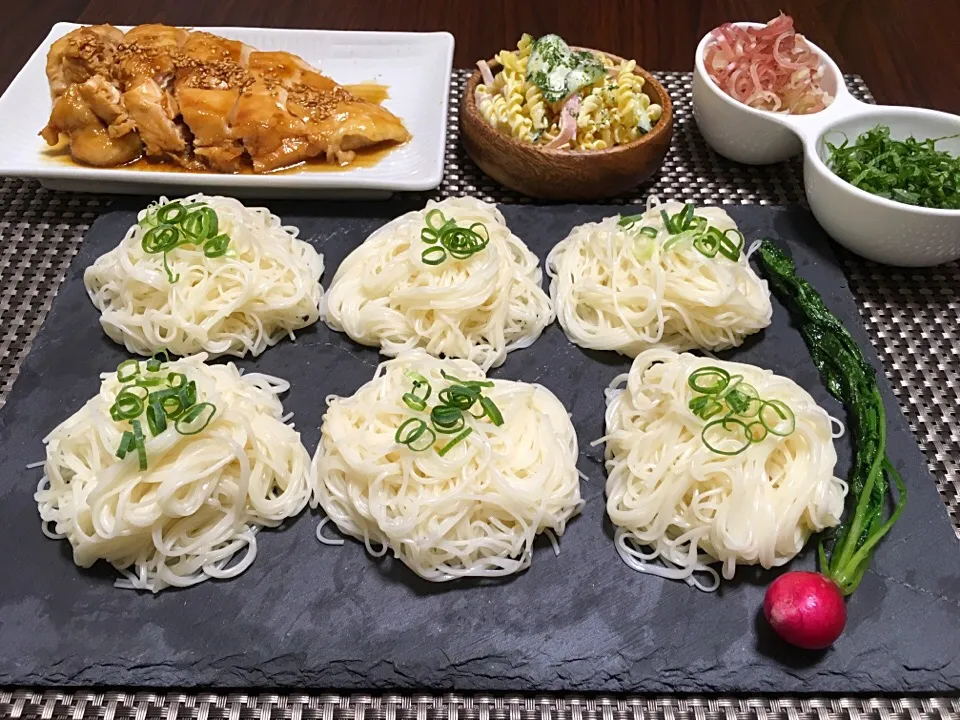 そうめん
鶏胸肉の照り焼き
お弁当の残りのマカロニサラダ|みっきーさん