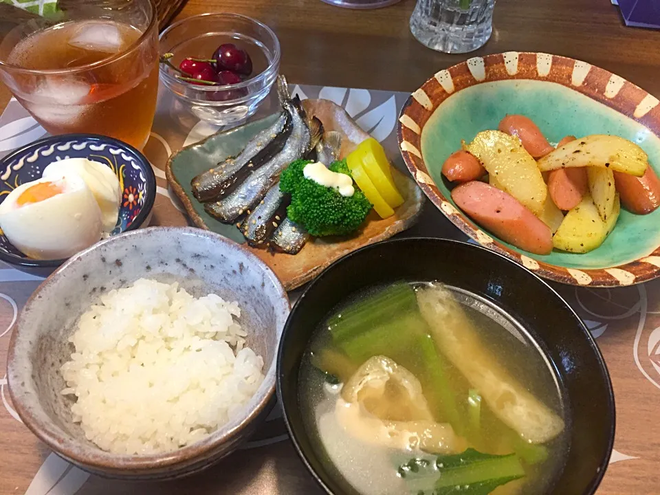 Snapdishの料理写真:晩御飯
ししゃものみりん干し、ブロッコリー、ジャーマンポテト、たくあん、小松菜と揚げの味噌汁、半熟卵、アメリカンチェリー|かよちゃんさん