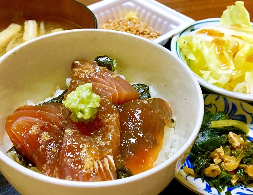 単身赴任の晩ごはん🌠🌌🌙
漬けマグロ丼🐟
レタス テーブルビネガー玉ねぎ大麦黒酢
納豆（辛子、めんつゆ）
野沢菜漬 大根葉ふりかけ
もやしと揚げの味噌汁|ぽんたさん