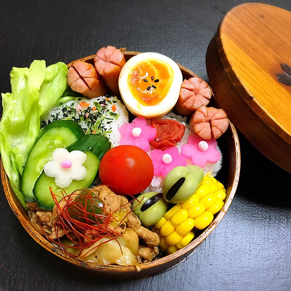 回鍋肉と二種のおむすび弁当
♪おむすび (ふりかけ・梅干し)
♪回鍋肉
♪味玉子
♪ウインナー
♪そら豆
♪とうもろこし
♪きゅうり かぶ 大根の漬物
♪レタス プチトマト|yumiさん