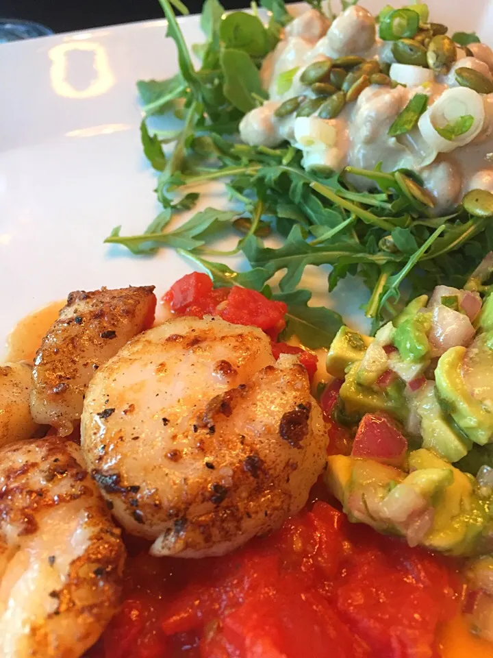 Scalllops with Avocado Salsa, Chickpea Arugula Salad|K Goodnessさん