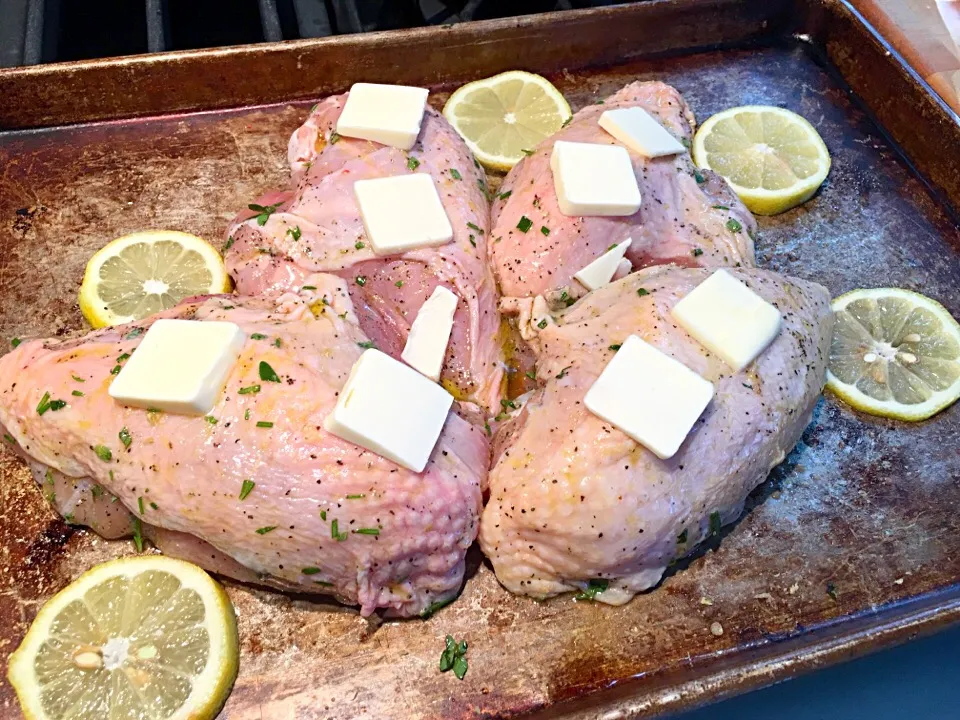 Ready to Roast: Marinate Chicken Breast with infused extra virgin olive oil, lemon & rosemary herb, kosher coarse salt & pepper, topped with butter. Bake on 425|🌺IAnneさん