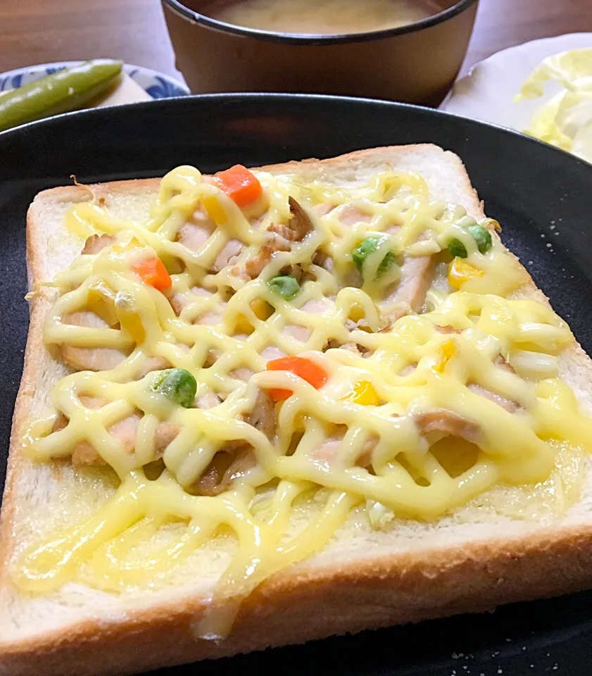 単身赴任の朝ごはん🌞☀️
鶏ロース煮のマヨトースト🍞
凍み豆腐とスナップエンドウの煮物
サラダ
もやしと揚げの味噌汁|ぽんたさん