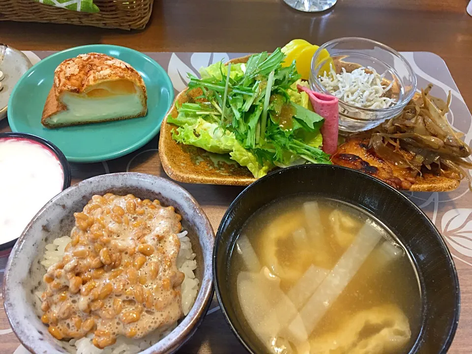 朝ごはん
はんぺん付焼き、きんぴらごぼう、ハム、しらす干し、サニーレタス、水菜、たくあん、大根と揚げの味噌汁、白米、納豆、ザクロ入りヨーグルト|かよちゃんさん