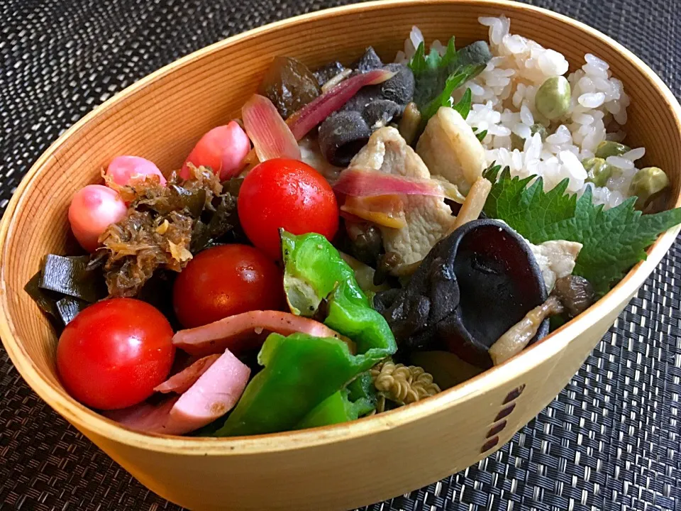 豚肉とキクラゲとしめじとミョウガの塩麹炒め
ピーマンとギョニソのごま油蒸し焼き
出し殻昆布と鰹節の佃煮
二十日大根の甘酢漬け
プチトマト
古代エンドウのご飯

常備菜含めチマチマ詰めました。|Naoko Miyataさん