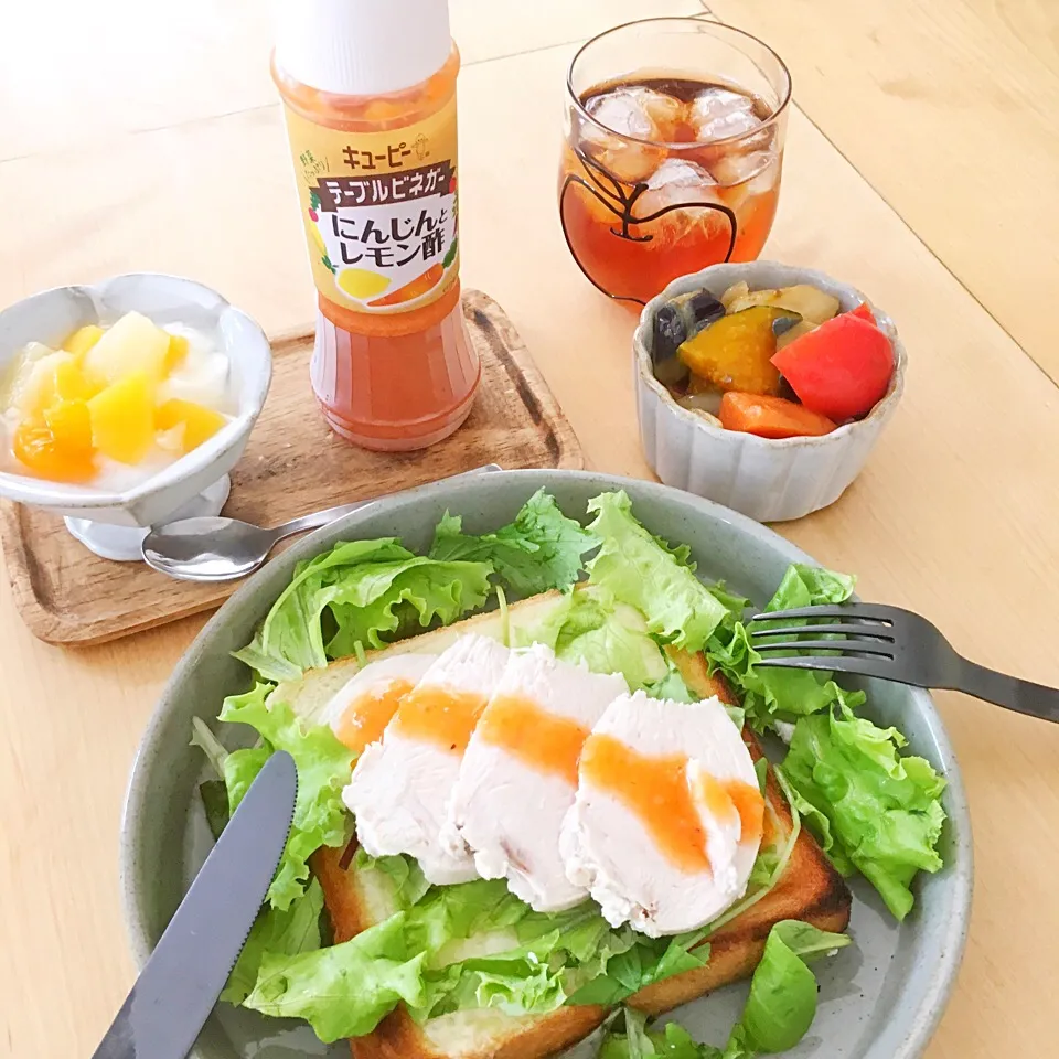 チーズトーストにゆで鶏とサラダをのせテーブルビネガーかけて食べました！|あさこさん