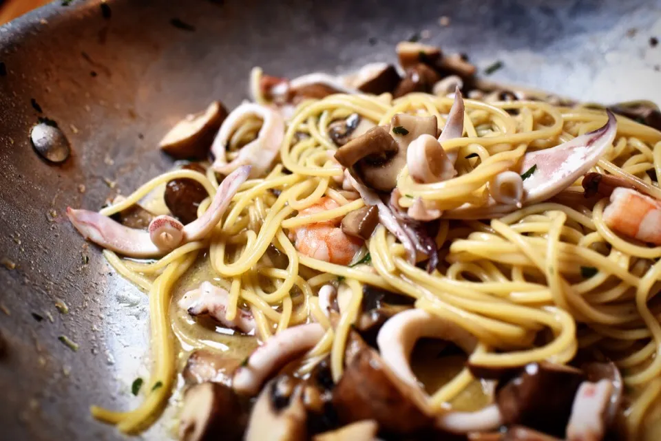 Spaghetti mare e monti
（スパゲッティ マーレ エ モンティ）

INGREDIENTI

400 gr di spaghetti
300 gr di gamberetti
200 di totani
300 gr di champignon
10 pomodorini
2 cucchiai di|今井 和正さん