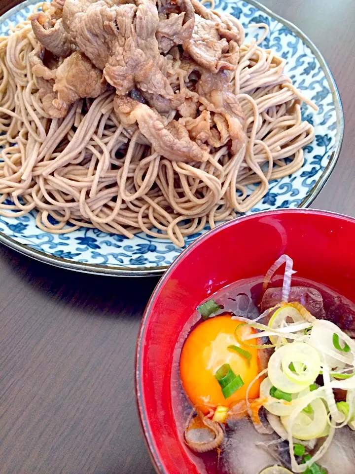 Snapdishの料理写真:冷やし肉そば  黄身入りつゆで|maSami＊さん