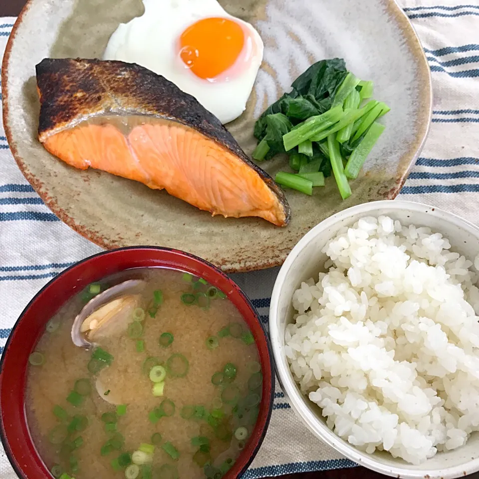 焼鮭、目玉焼き、小松菜おしたし、アサリの味噌汁|純さん